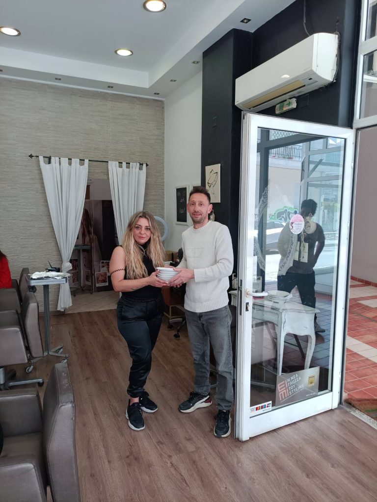 Διανομή πιάτων από το Επιμελητήριο Άρτας για την τήρηση του πασχαλινού εθίμου σπασίματός τους κατά την Πρώτη Ανάσταση