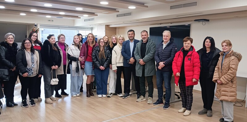 Τα χριστουγεννιάτικα κάλαντα έψαλλαν στο Επιμελητήριο Άρτας μαθητές του 1ου Ε.Κ. Άρτας